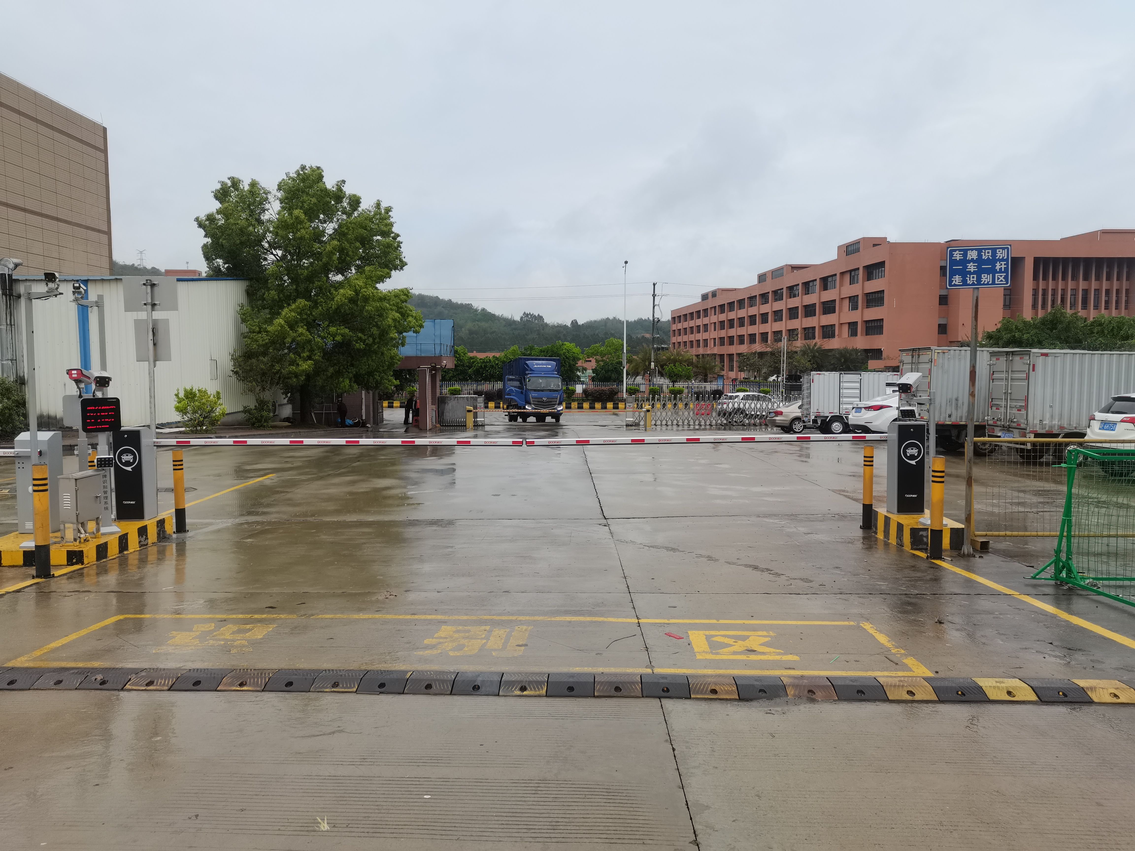 车牌识别系统价格解析与智慧停车场管理方案推荐