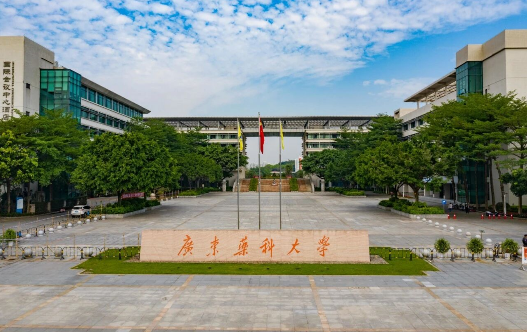 在广州药科大学，本科生有怎样的科研与竞赛机会？
