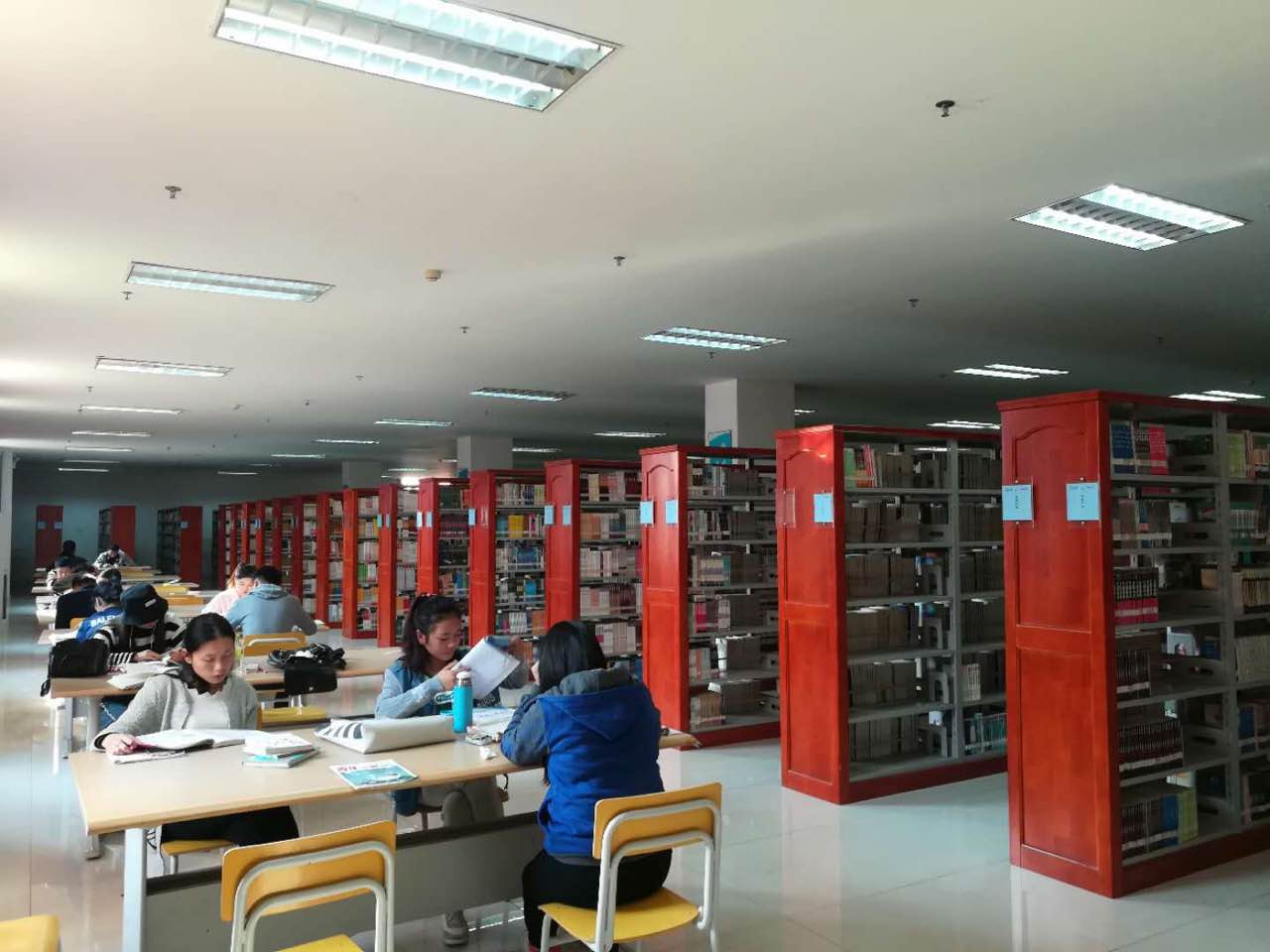南昌职业大学图书馆.jpg