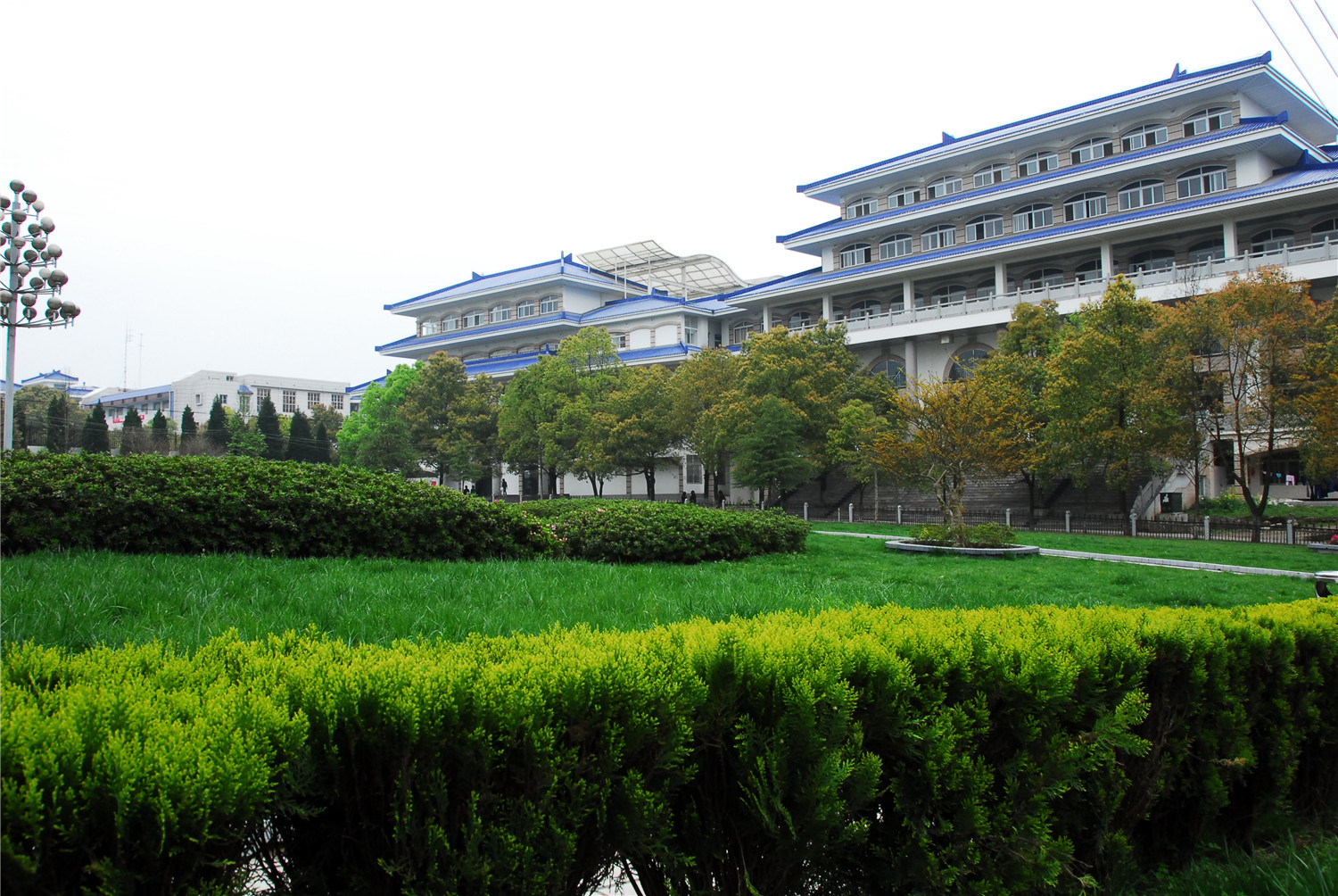 湖北民族大学在恩施上学，实习和就业机会多吗？会不会太偏？