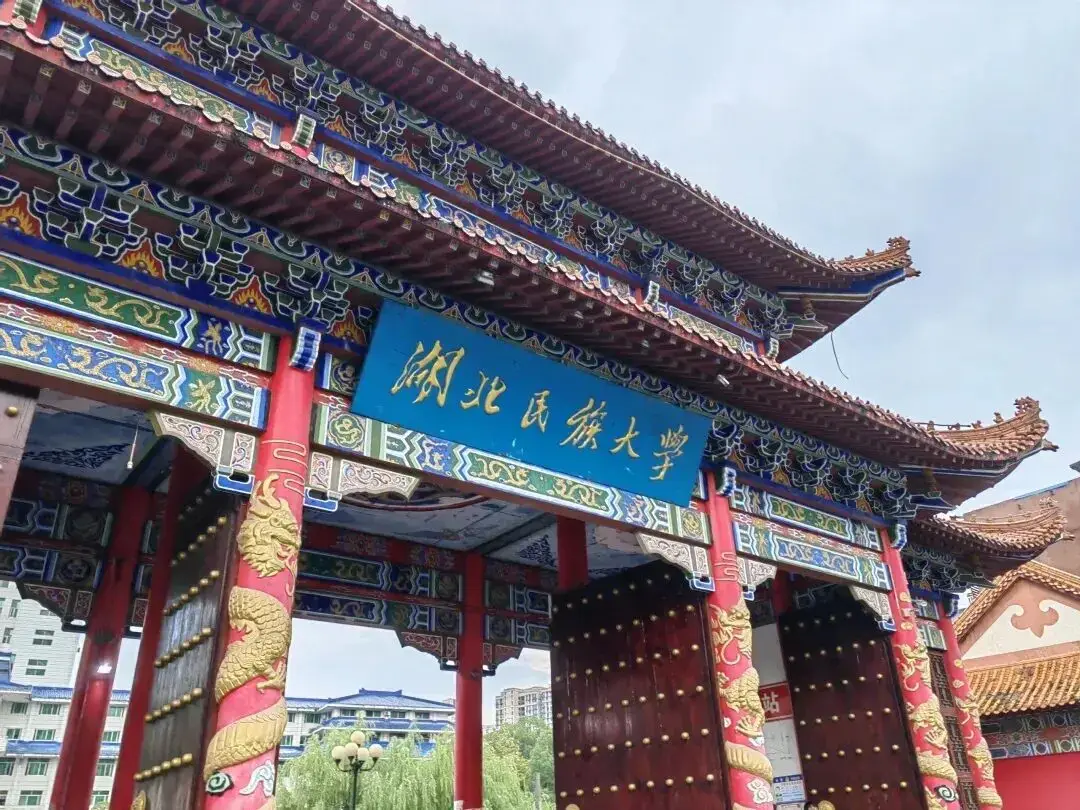 湖北民族大学地处恩施，校企合作与专场招聘会机会多吗？
