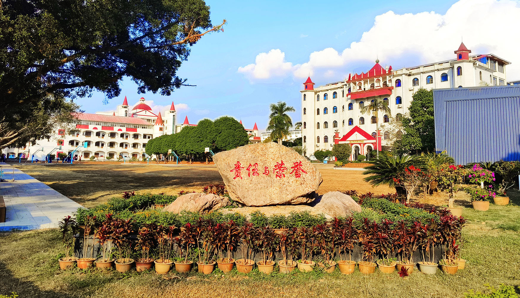 南宁市英华学校校园风光.jpg