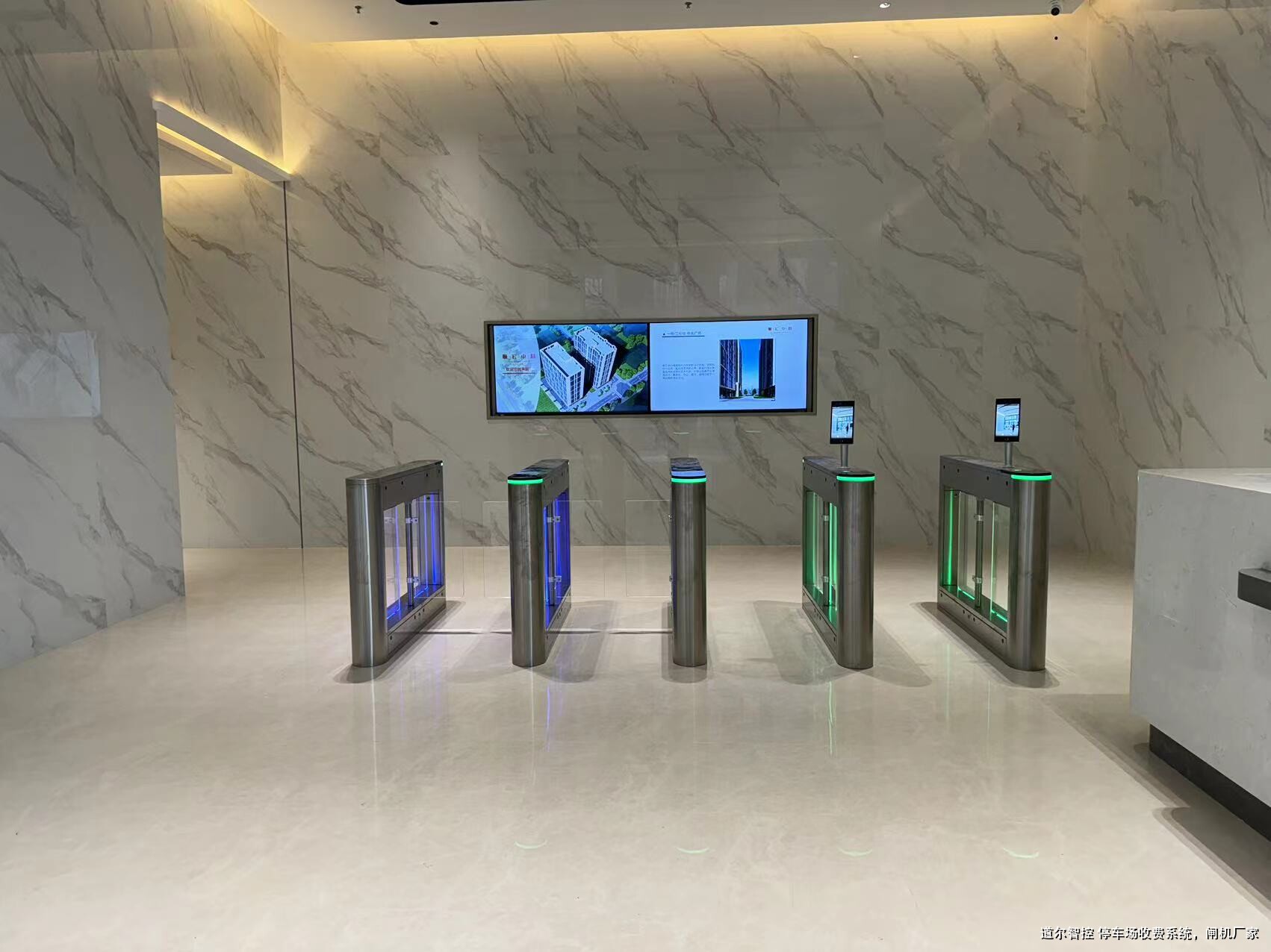 智能化闸机在高铁站与医院安检中的应用及无障碍设计解析