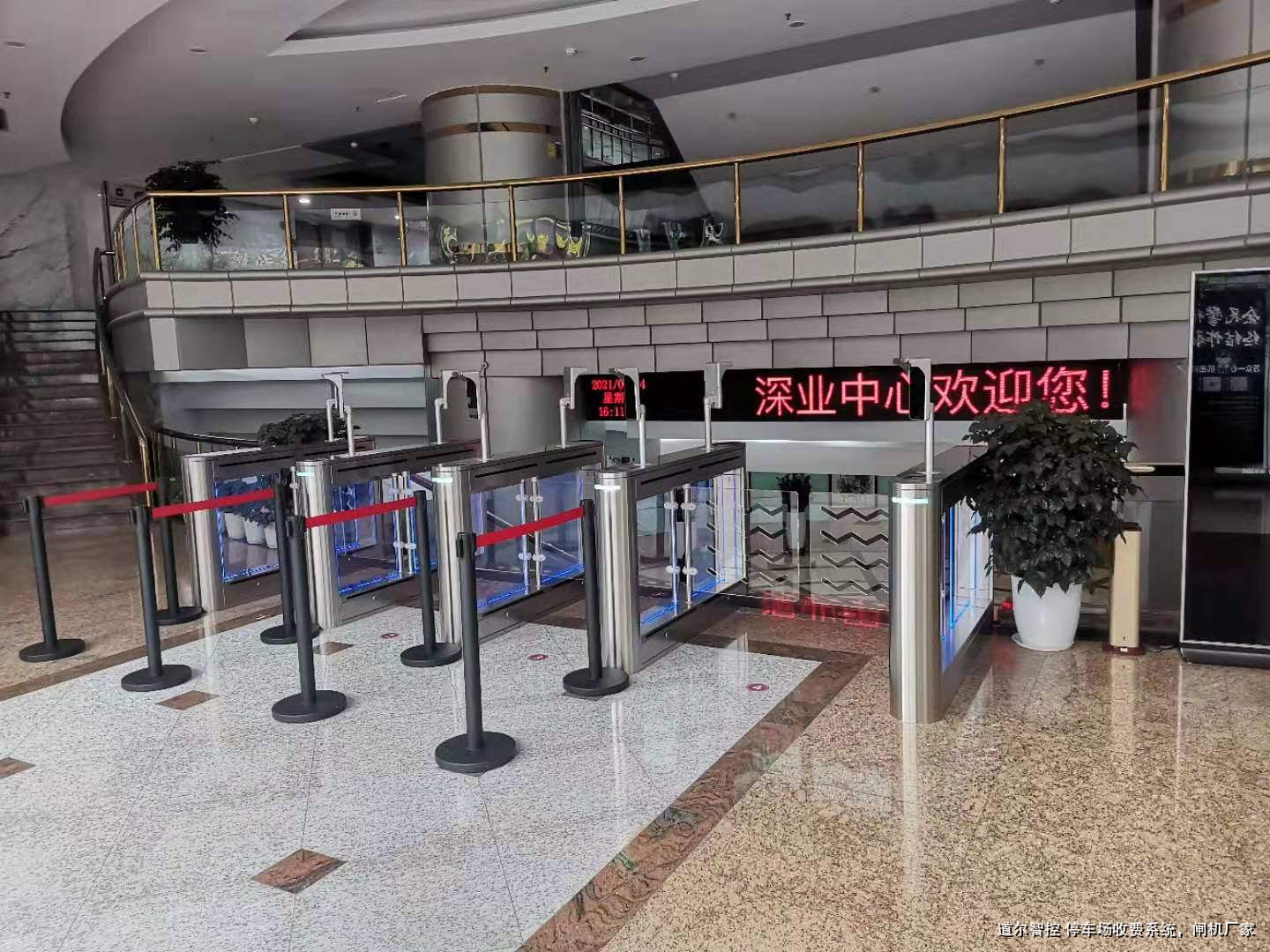 如何选择适合校园的双向通行闸机以提升门禁安全性？