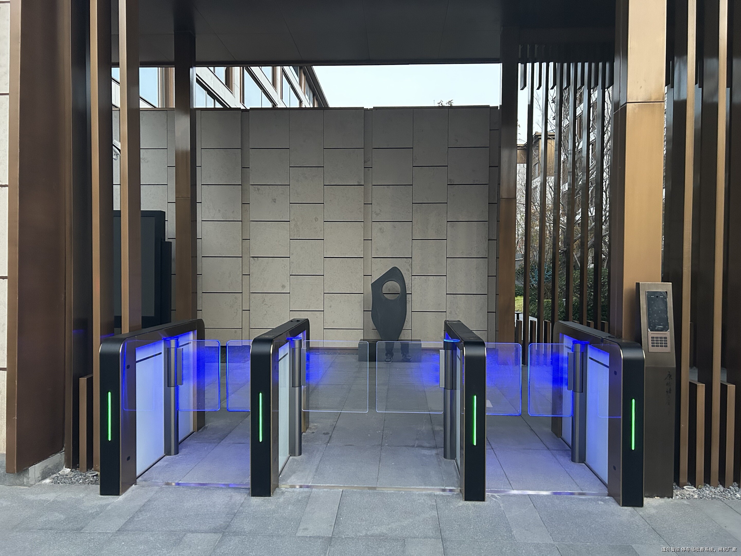 医院安检闸机与闸机控制器在人行通道管理中的应用与优势