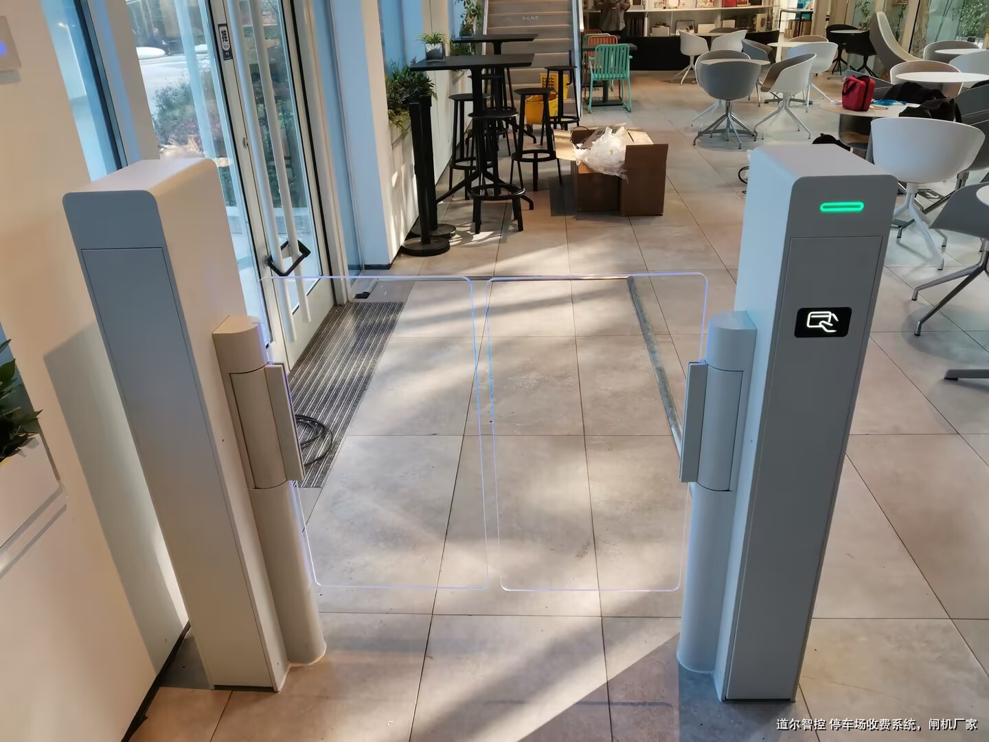 智能出入口控制解决方案：经典自动门闸机与人脸识别道闸机在停车场的应用与