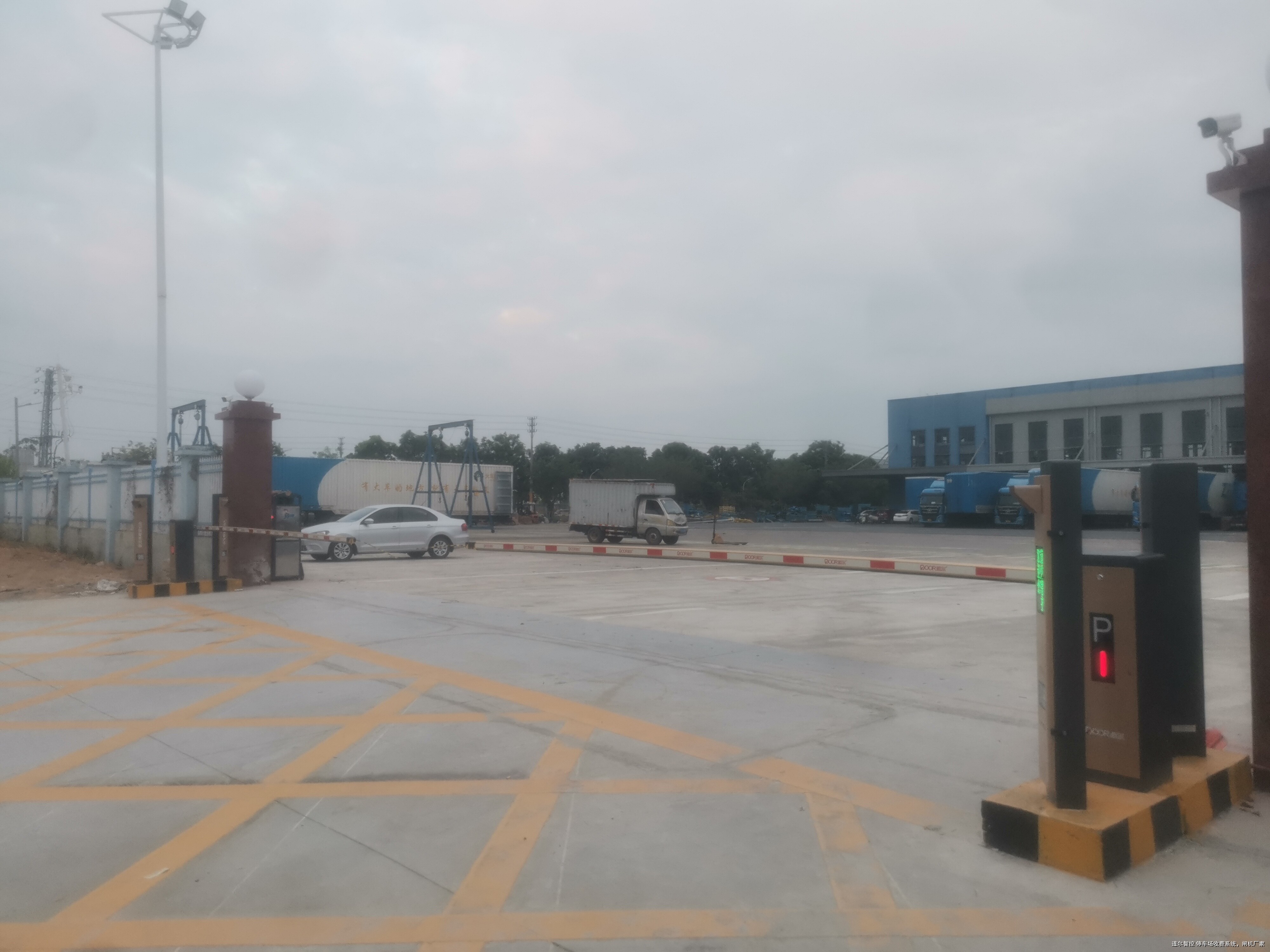 智能停车场收费系统的核心设备与定制解决方案分析